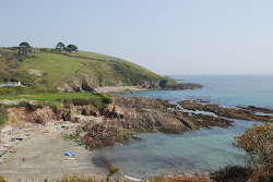 Foto von Talland Bay beach umgeben von Bergen