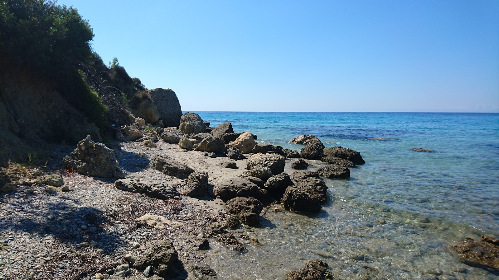 Foto av Possidi East med lång rak strand