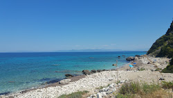 Foto di Kaminia Beach circondato da montagne
