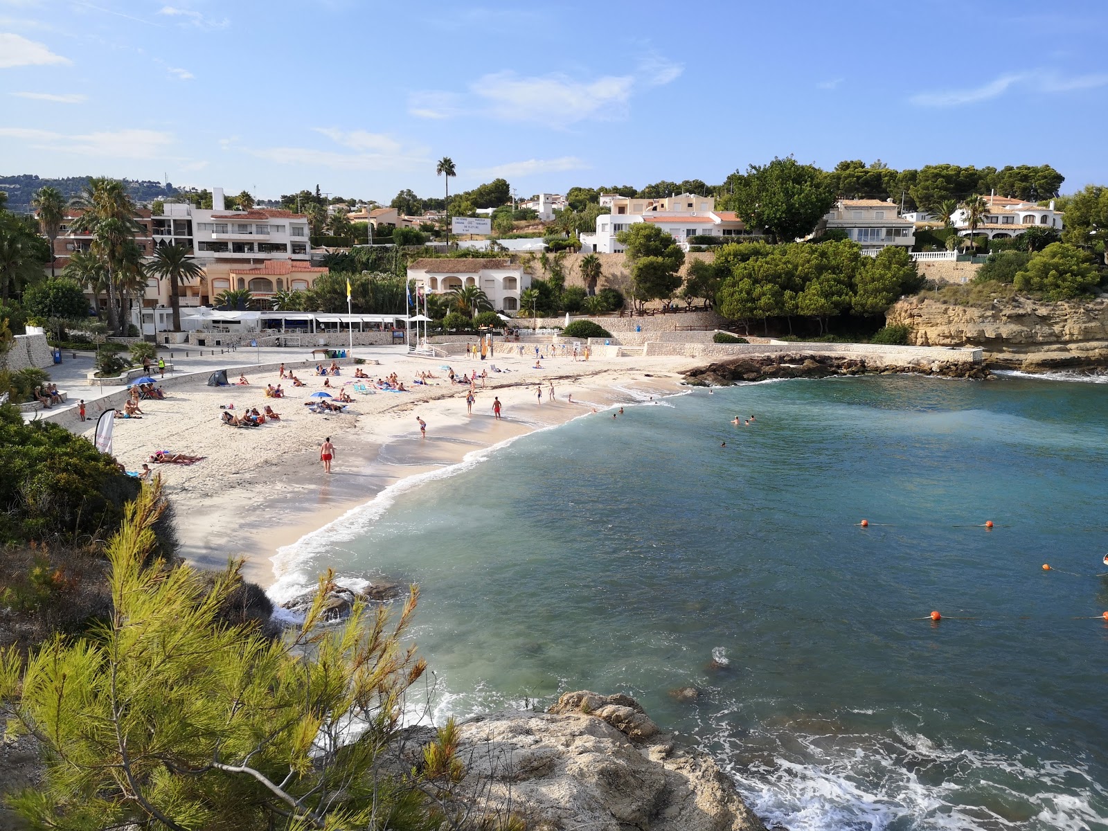 Playa la Fustera'in fotoğrafı küçük koy ile birlikte