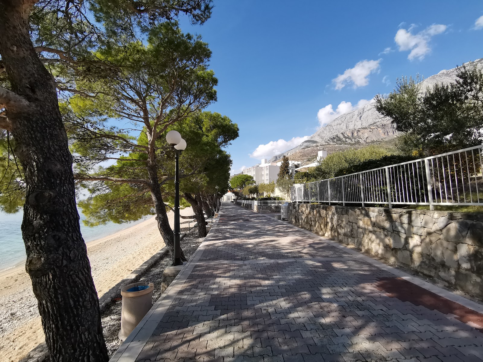Slatina Plajı'in fotoğrafı uçurumlarla desteklenmiş
