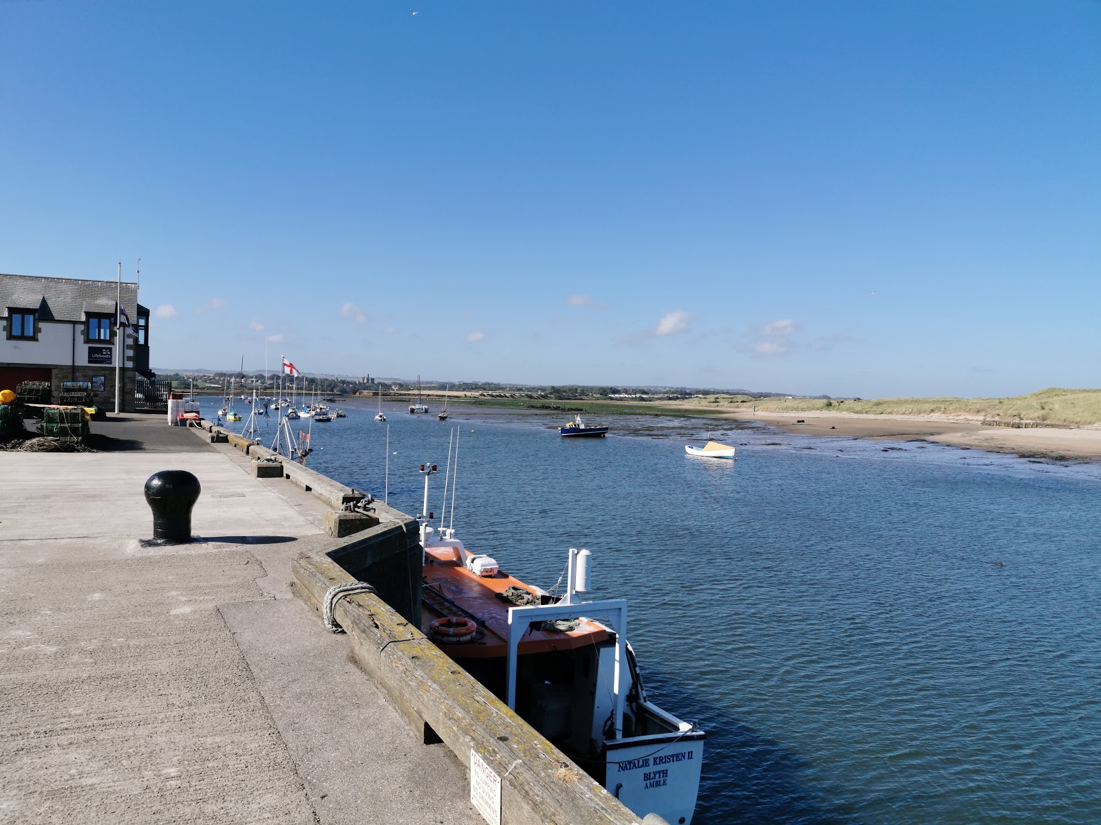 Foto van Amble Beach met hoog niveau van netheid