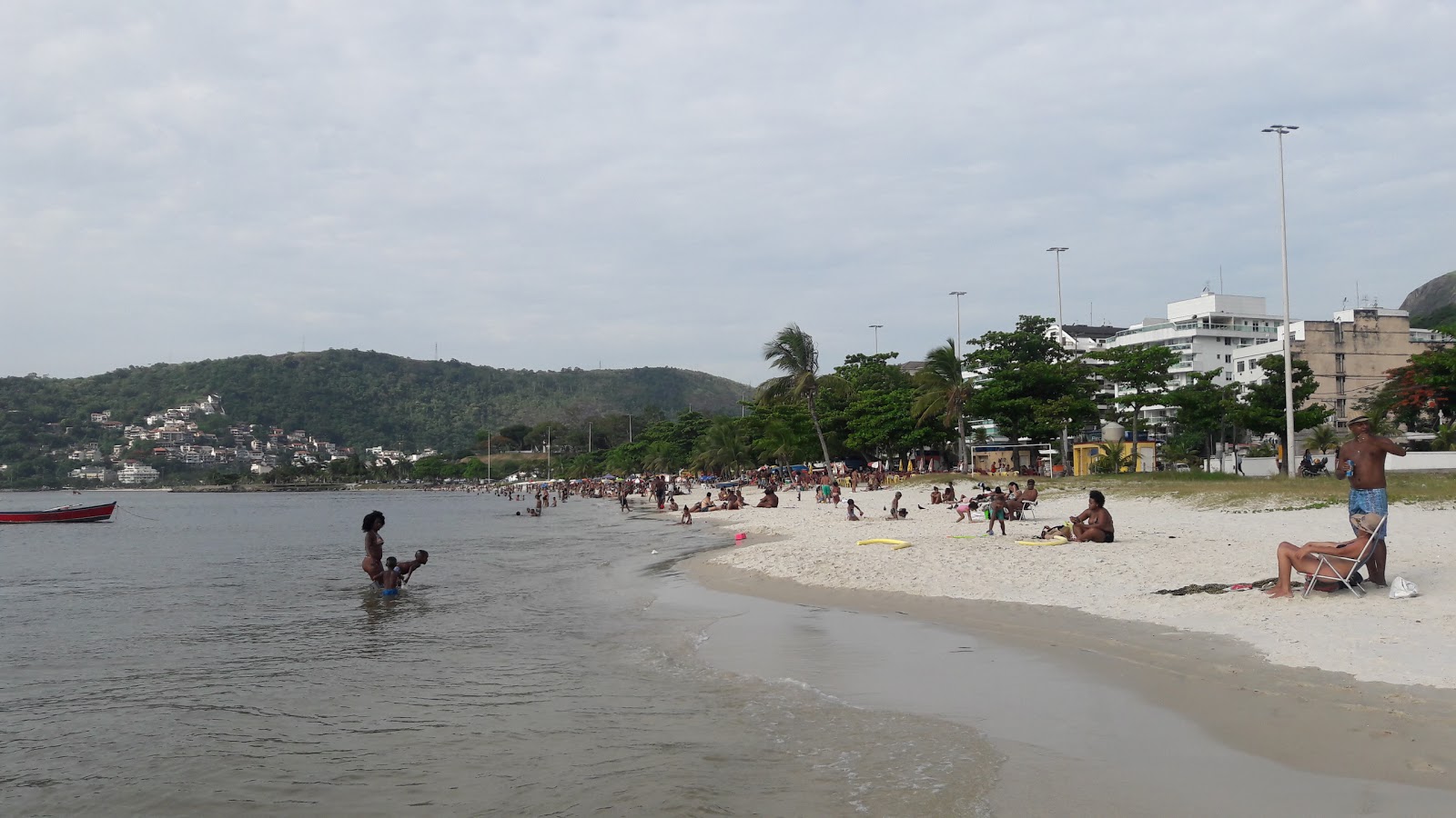 Foto af Praia de Charitas med lang lige kyst