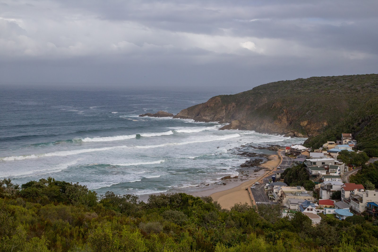 Herolds Bay beach的照片 背靠悬崖