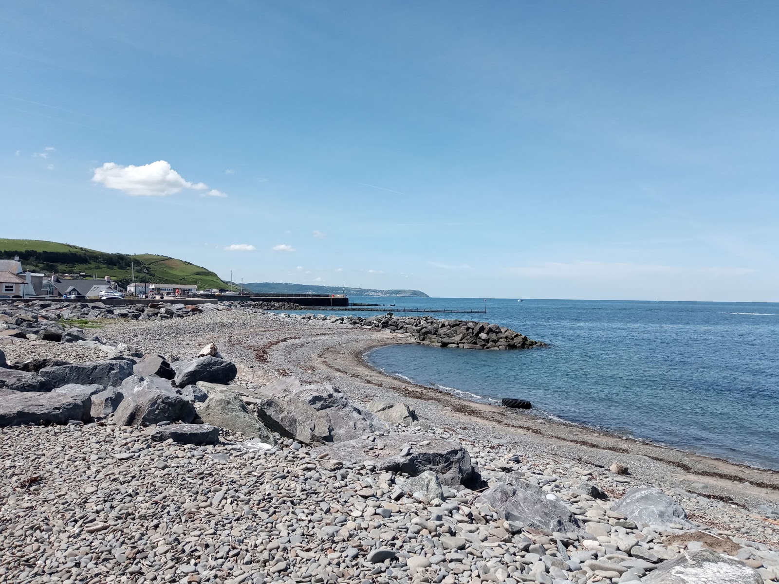 Fotografija Aberaeron plaža z sivi kamenček površino