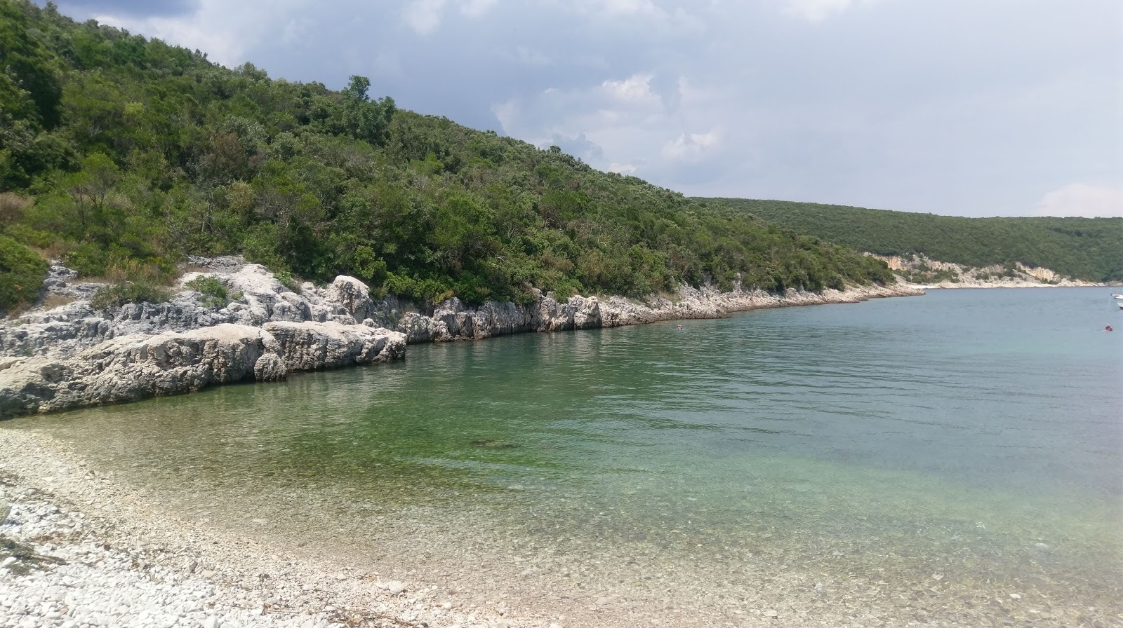 Foto av Lozina beach med stenar yta