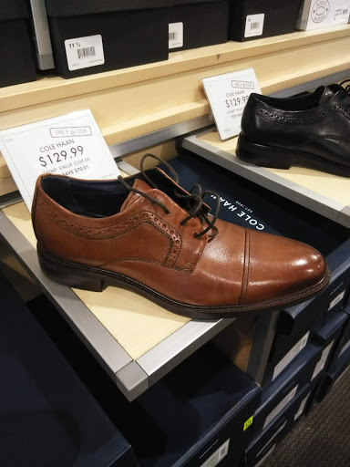 Shoe Store «DSW Designer Shoe Warehouse», reviews and photos, 4039 Richmond Rd, Warrensville Heights, OH 44122, USA