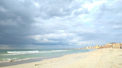 Foto von Al-Ajami Beach und die siedlung