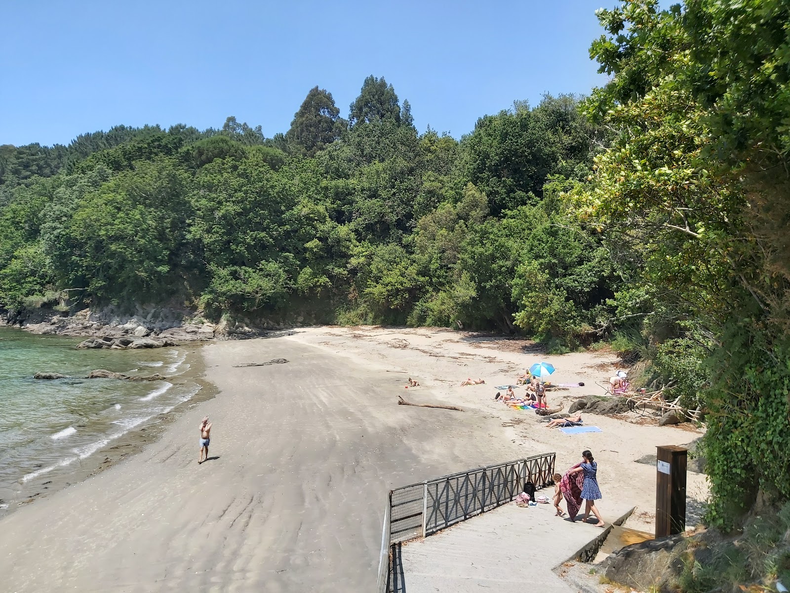 Foto di Playa de Almieiras con una superficie del sabbia beige