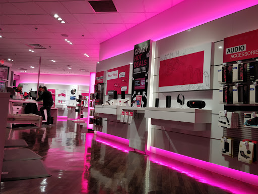 Cell Phone Store «T-Mobile», reviews and photos, 594 North Ave, Carol Stream, IL 60188, USA