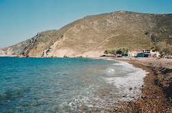 Foto di Paralia Lampi sorretto da scogliere