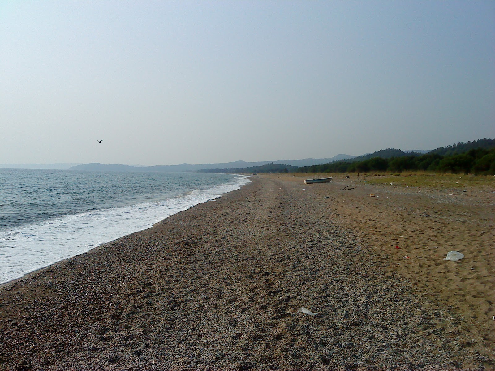Foto di Kakoudia Beach II con una superficie del sabbia scura