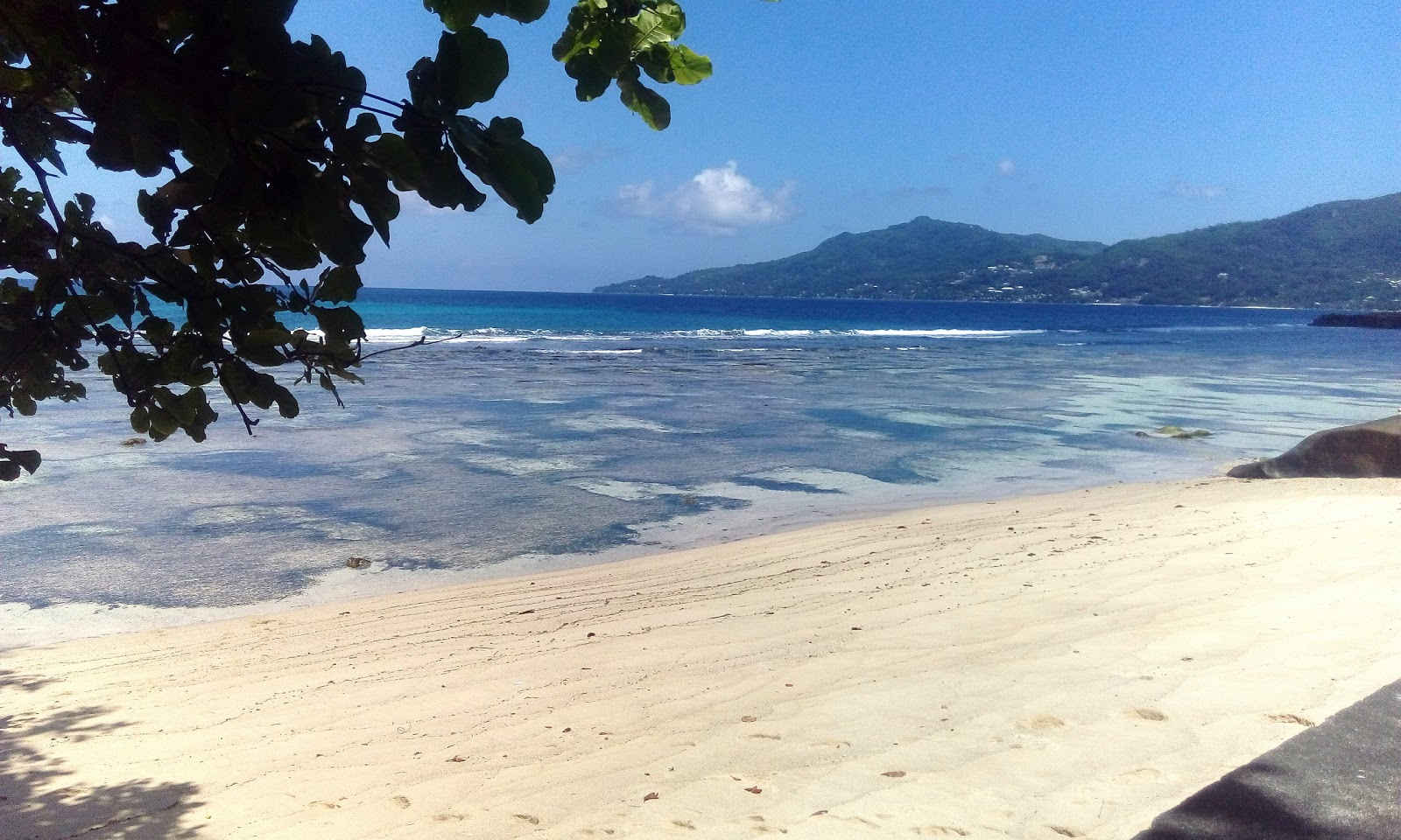 Foto von Bel Ombre Beach mit türkisfarbenes wasser Oberfläche