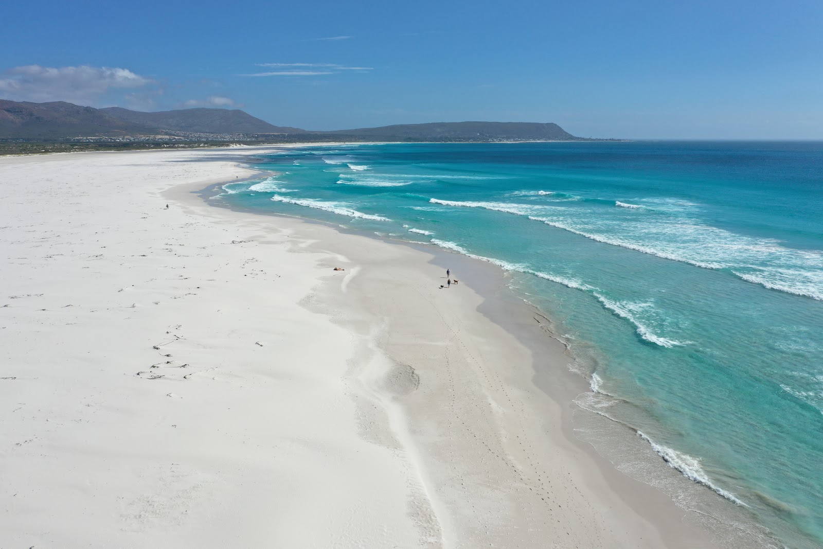 Foto de Noordhoek Beach com areia fina e brilhante superfície