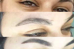 Meche Navarro - Especialista en cejas, depilacion egipcia y pestañas, Maquillaje y peinado image