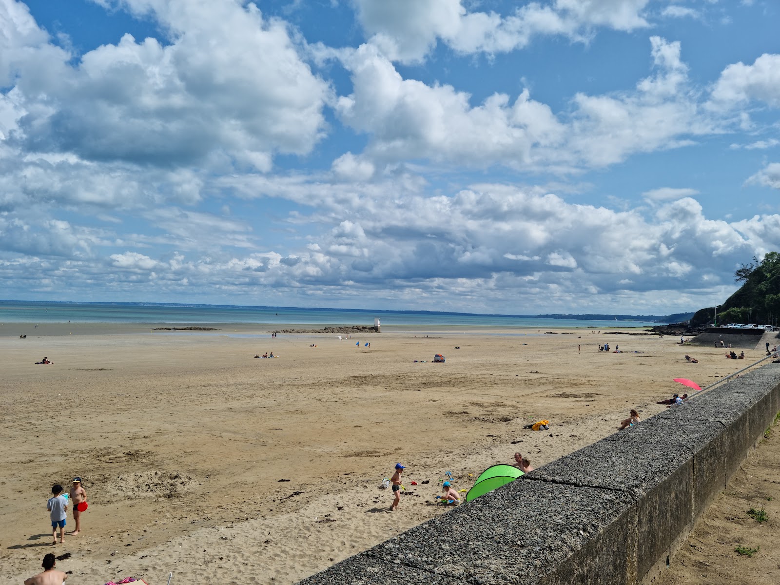 Foto von Plage des Godelins und die siedlung