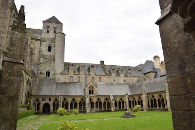 Cloître de la cathédrale à Tréguier