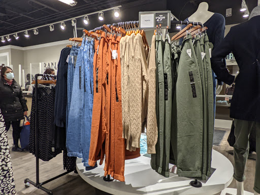 Clothing Store «Banana Republic», reviews and photos, 103 S Washington St, Naperville, IL 60540, USA