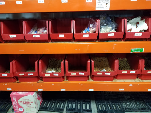 Pet Supply Store «Mounds Pet Food Warehouse», reviews and photos, 2110 S Stoughton Rd, Madison, WI 53716, USA