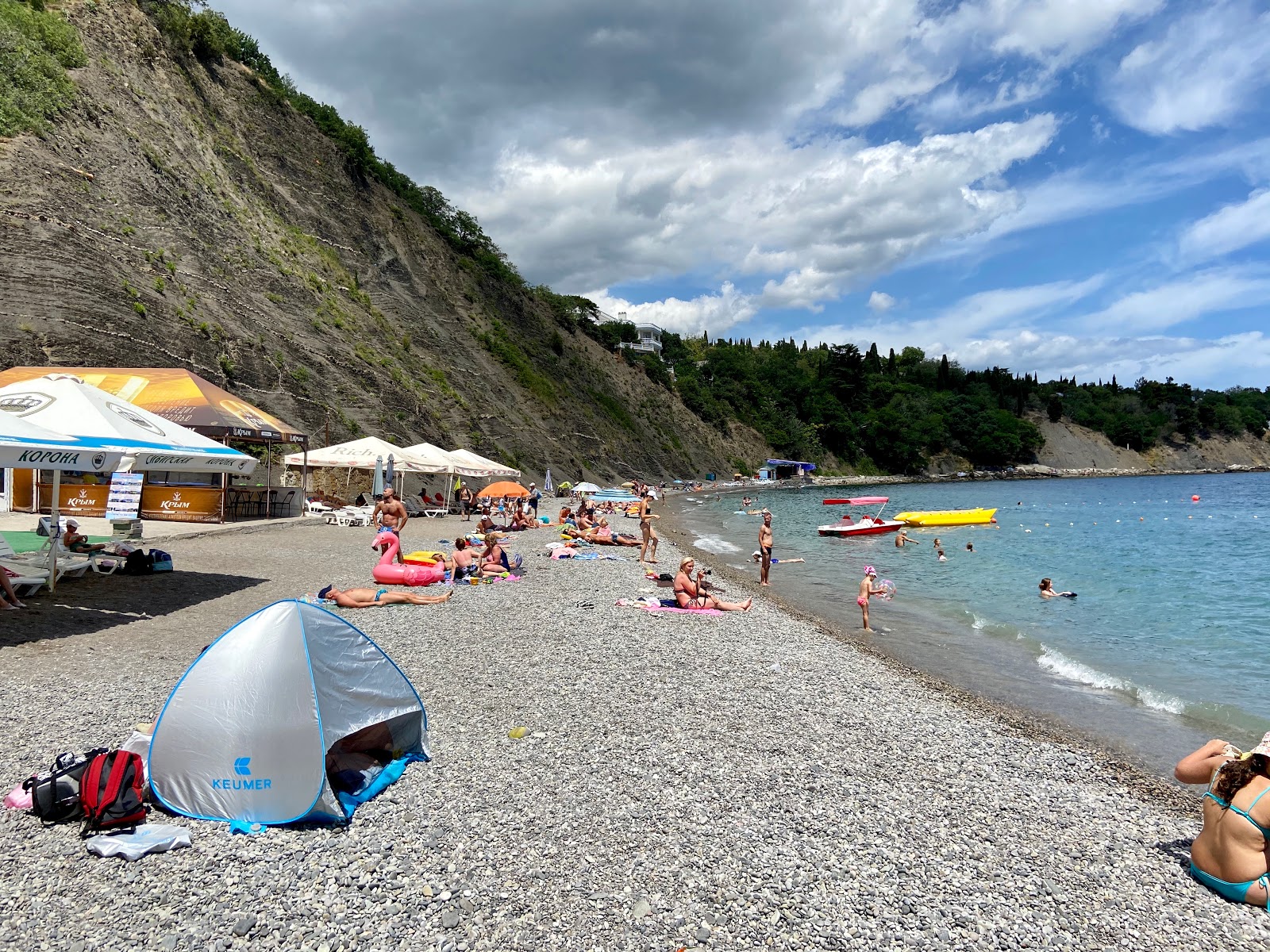 Fotografie cu Alupka beach cu o suprafață de pietricel cenușiu