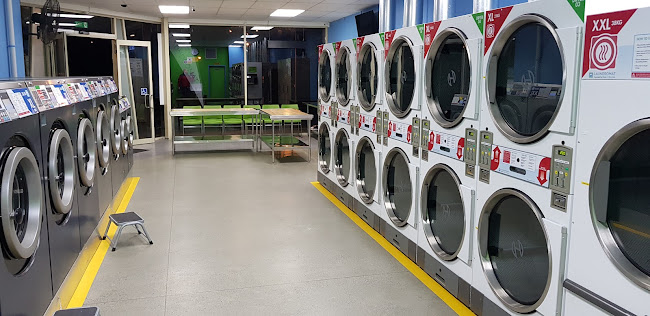 Clean 'n' Dry Laundromat, Oteha Valley - Laundry service