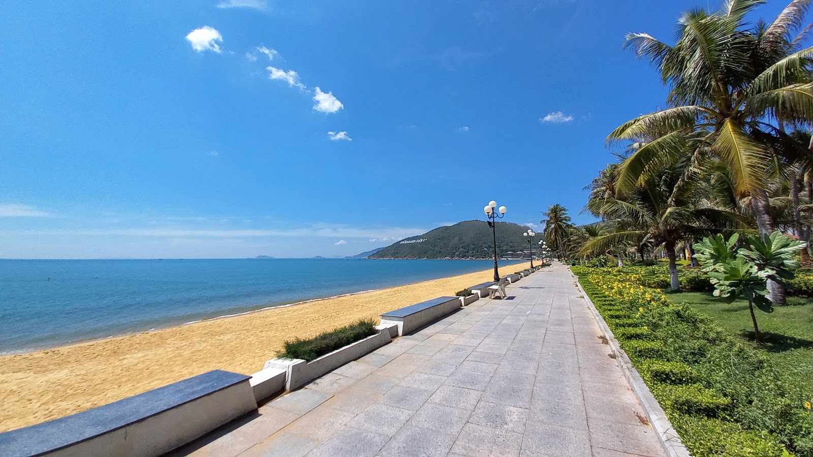 Foto van Quy Nhon Beach met beige zand oppervlakte