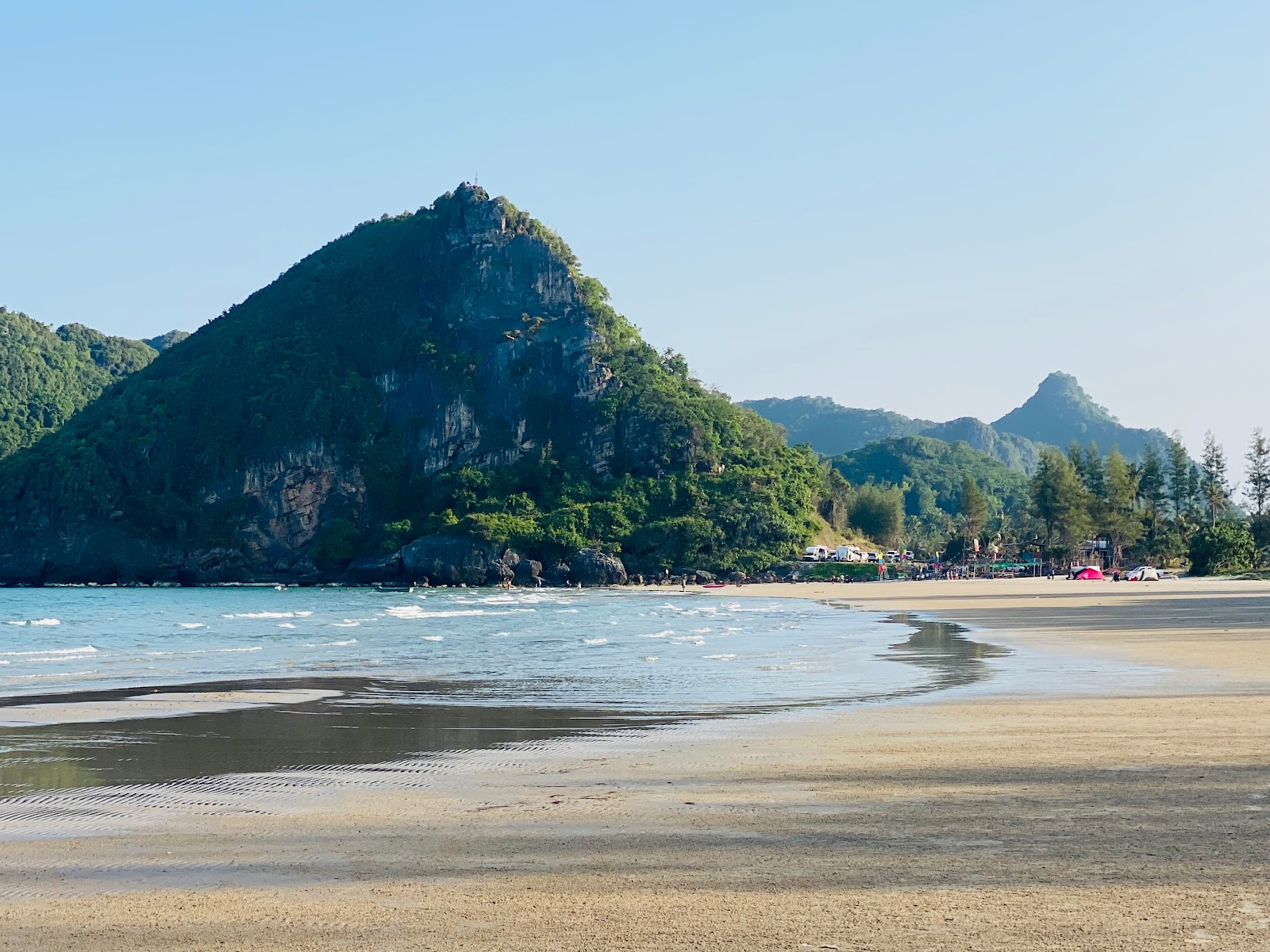 Foto van Thung Yang Beach gelegen in een natuurlijk gebied