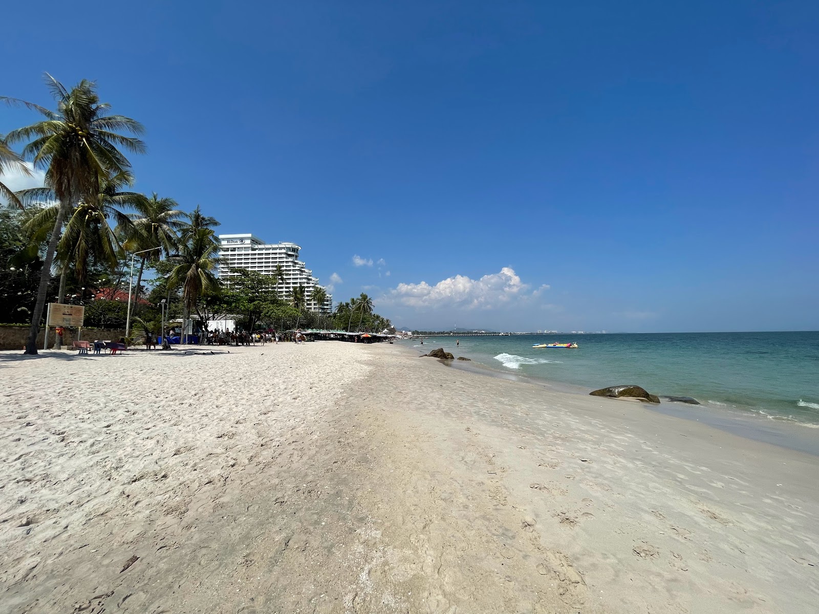 Fotografie cu Hua Hin Beach cu o suprafață de nisip beige