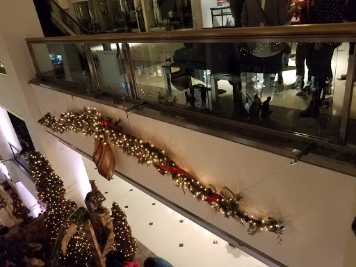 Shopping Mall «900 North Michigan Shops», reviews and photos, 900 N Michigan Ave, Chicago, IL 60611, USA