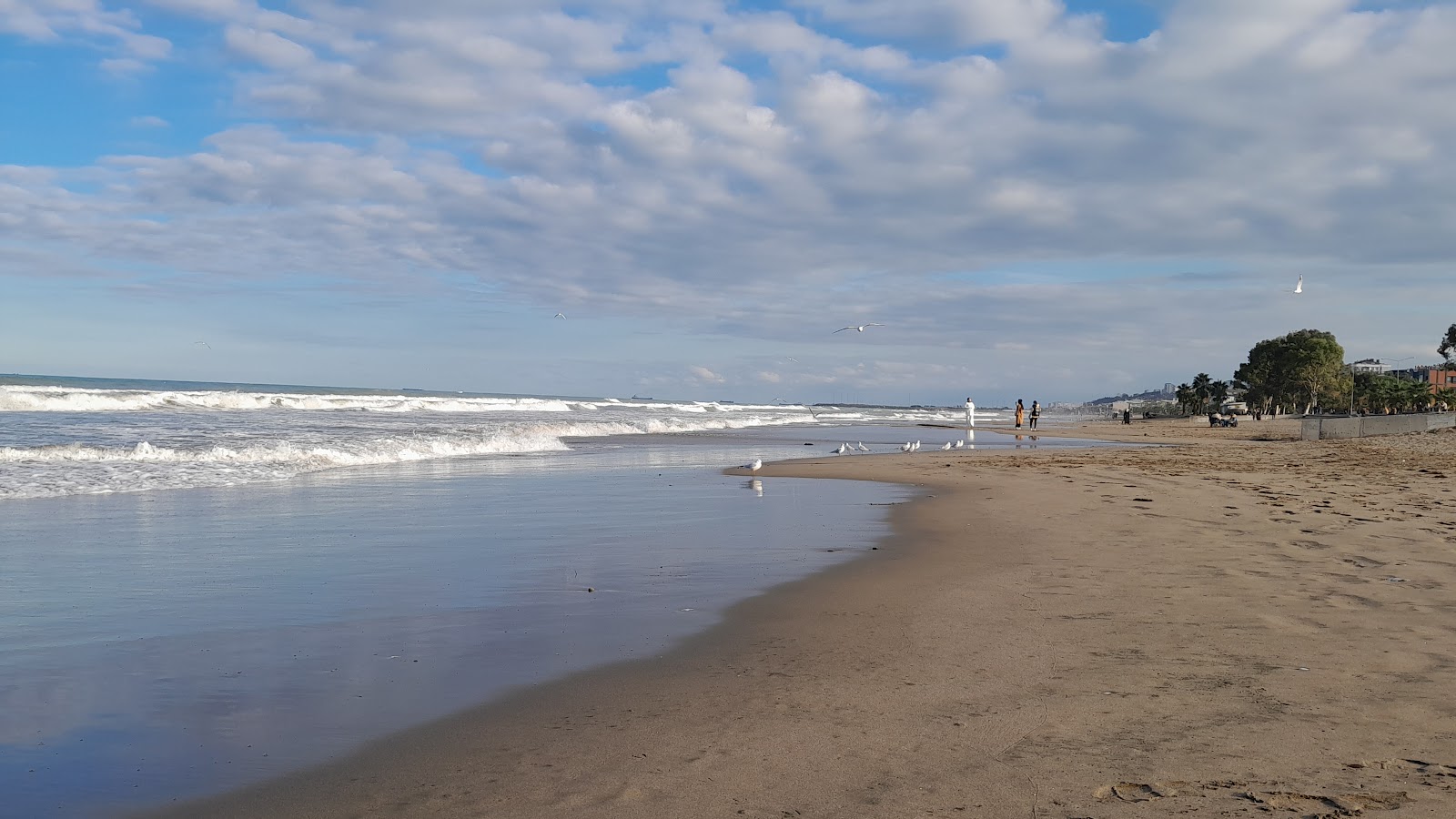 Φωτογραφία του Atakum Beach με φωτεινή άμμος επιφάνεια