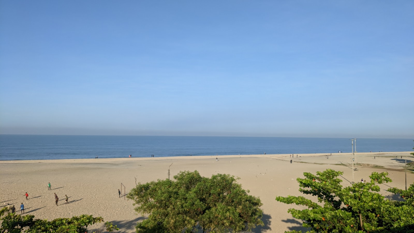 Alappuzha Beach的照片 带有碧绿色水表面