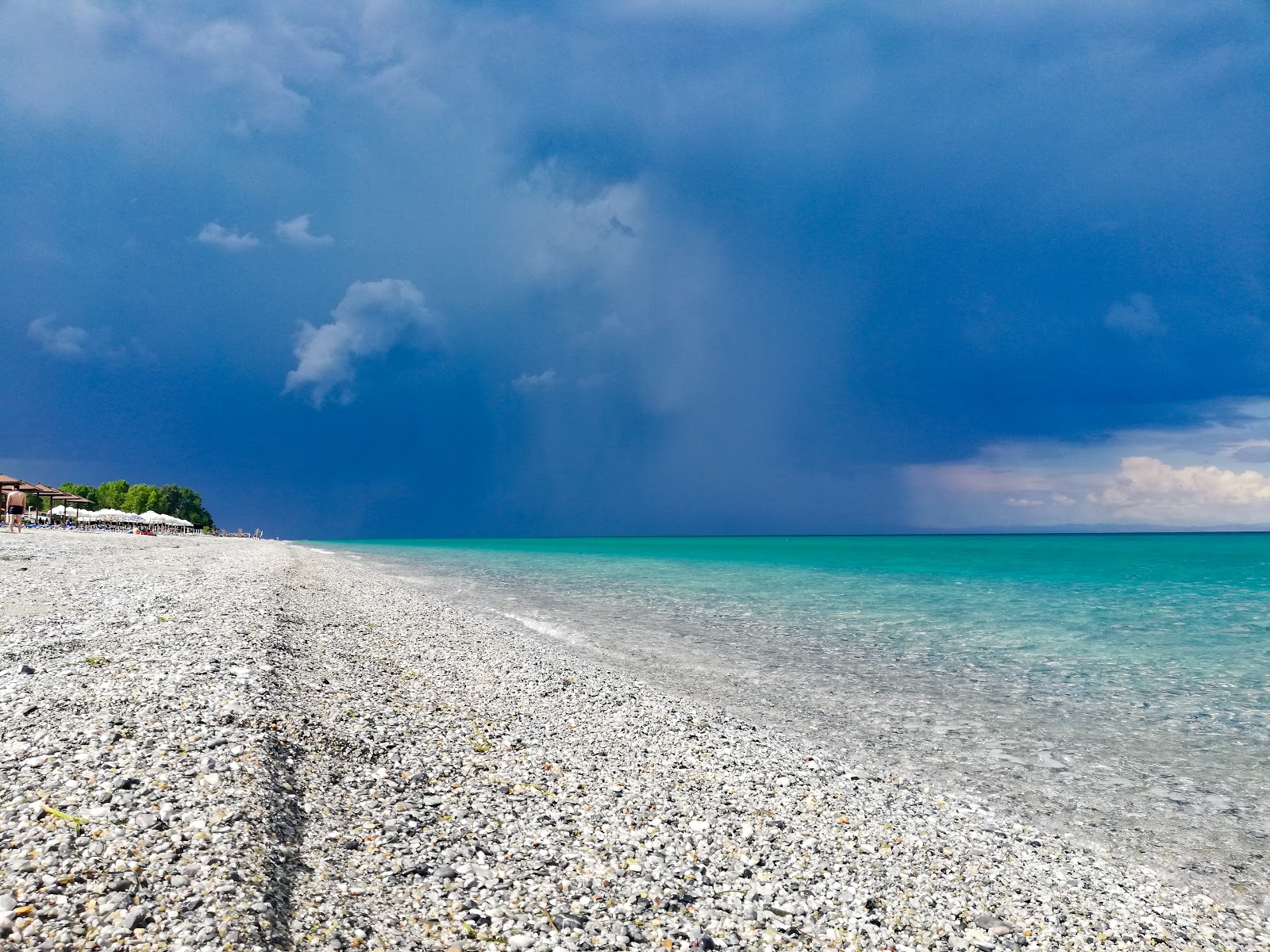 Foto av Mylos beach med grå fin sten yta