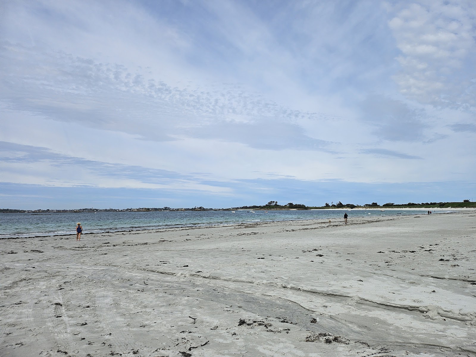 Plage du Pouldu'in fotoğrafı - rahatlamayı sevenler arasında popüler bir yer