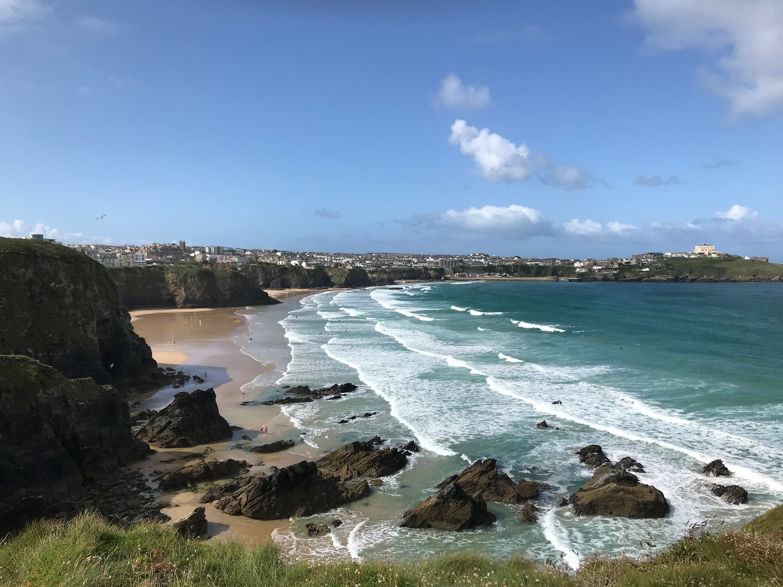 Foto di Newquay beach circondato da montagne