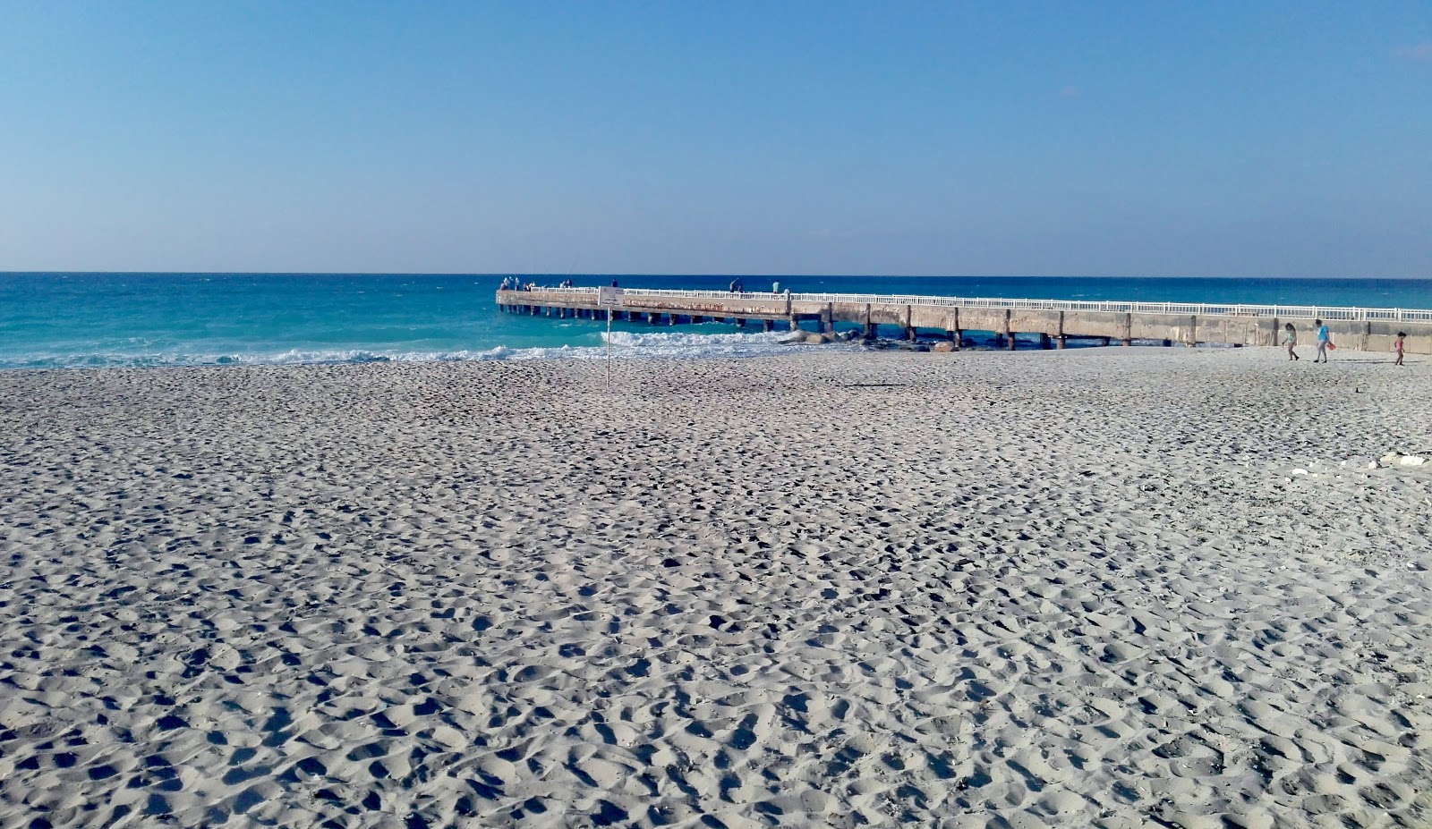 Foto di Marbella Beach con una superficie del sabbia pura bianca