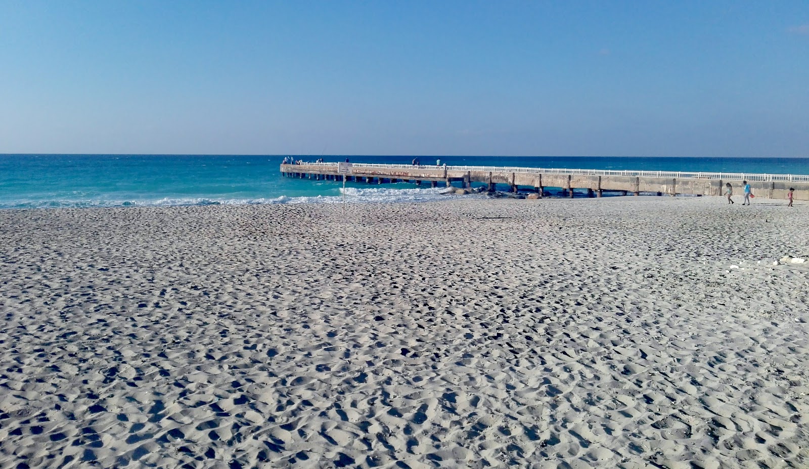 Foto de Marbella Beach con arena fina y blanca superficie
