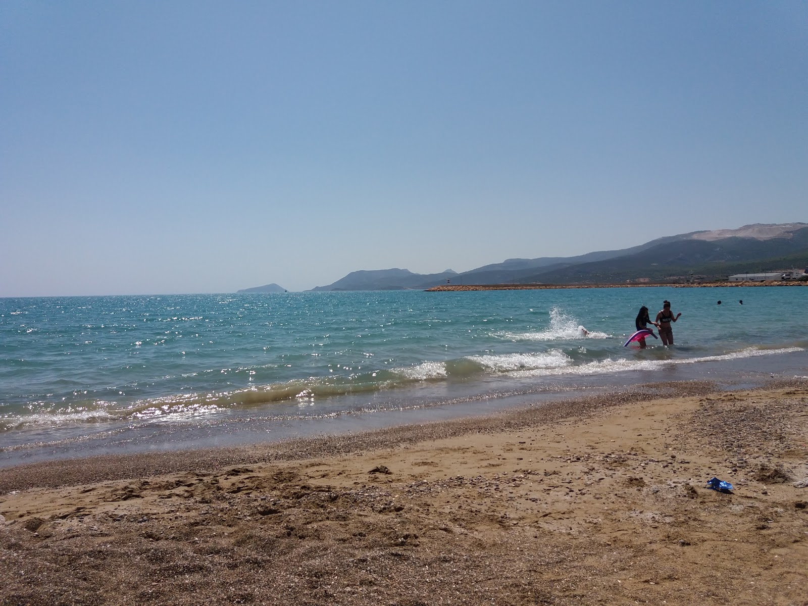 Foto di Tasucu beach con una superficie del acqua turchese