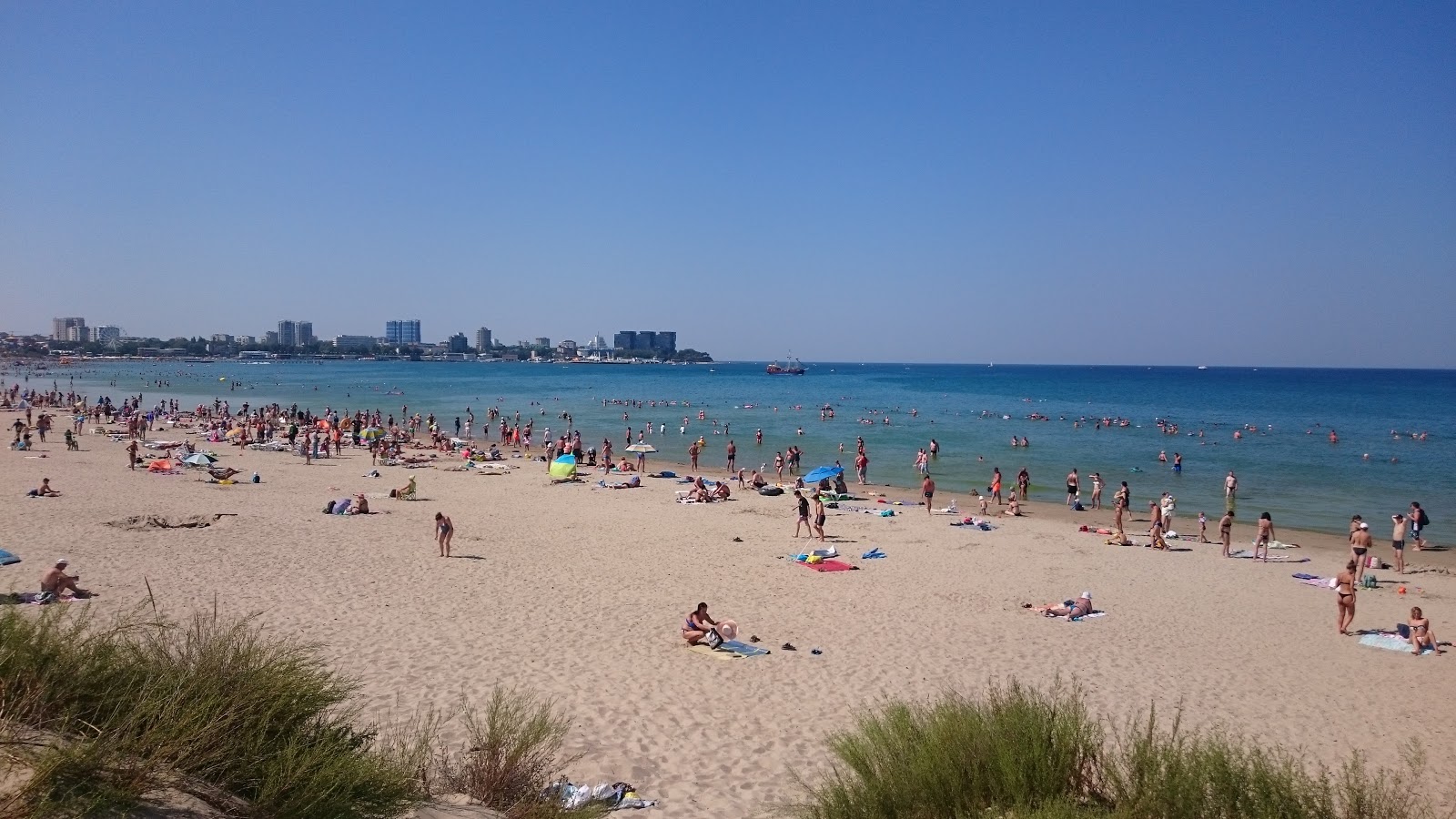 Foto von Sanmarin Strand mit heller feiner sand Oberfläche