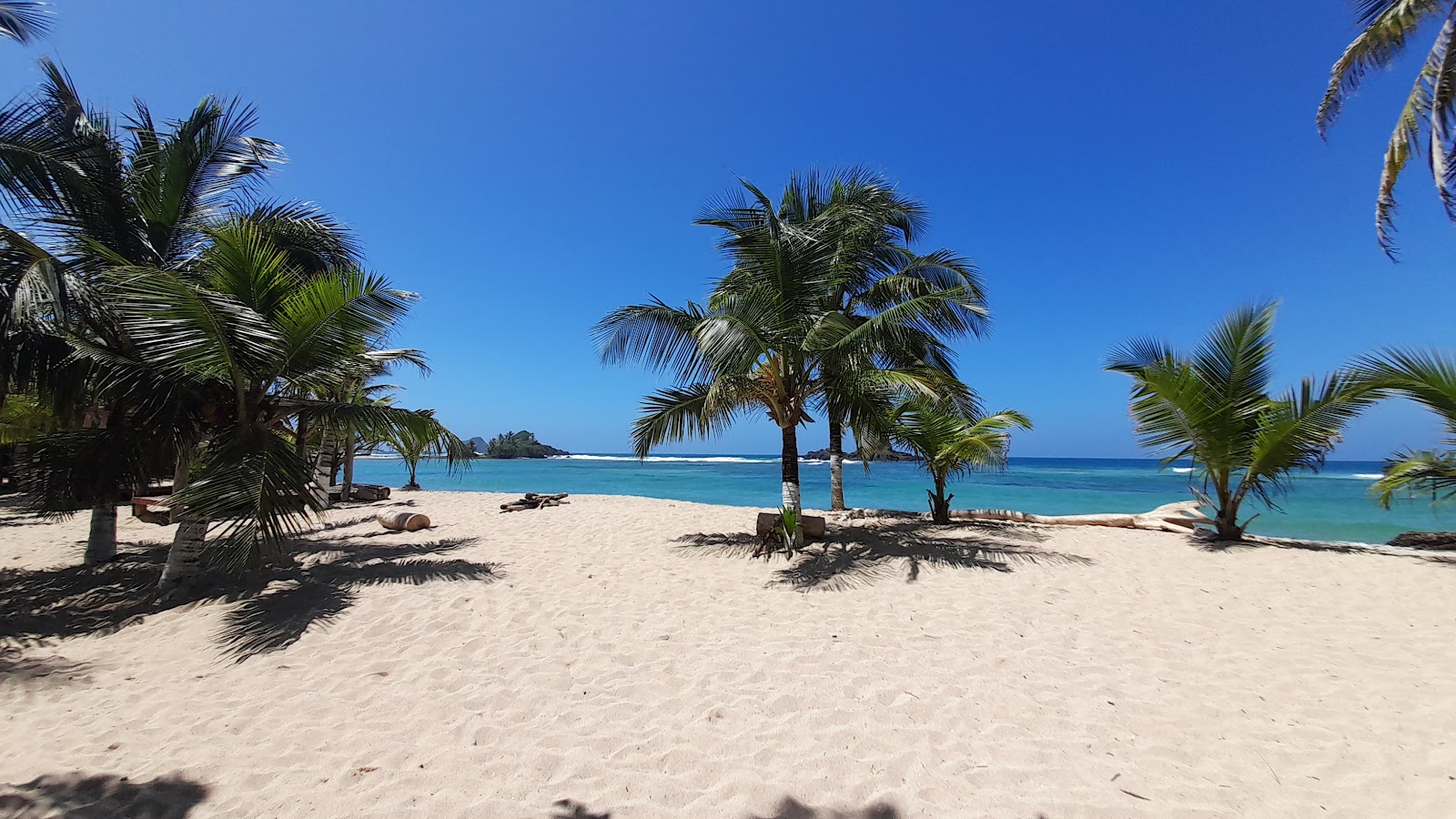 Foto av Playa Soledad med beige sand yta