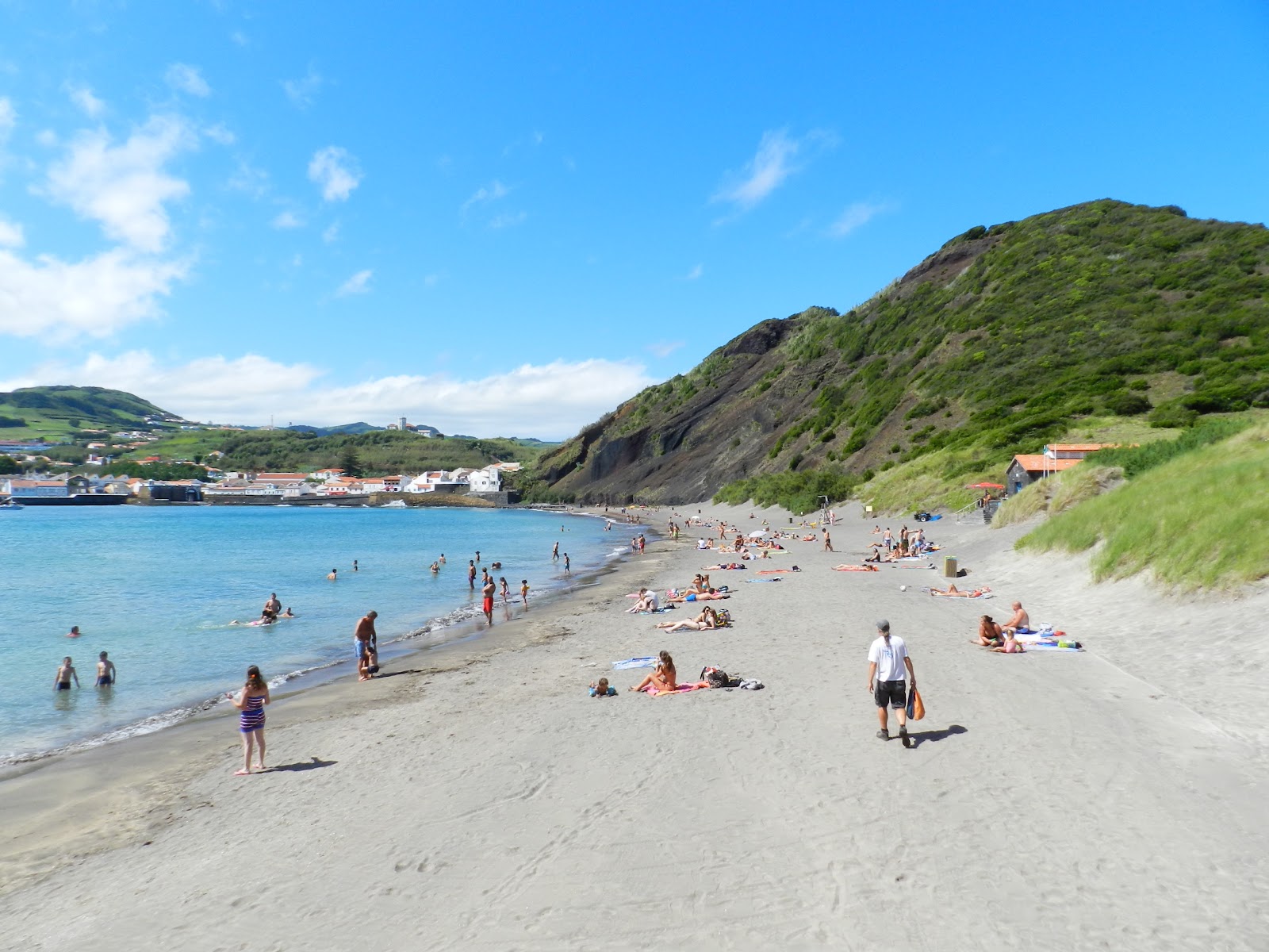 Foto von Praia do Porto Pim mit grauer sand Oberfläche