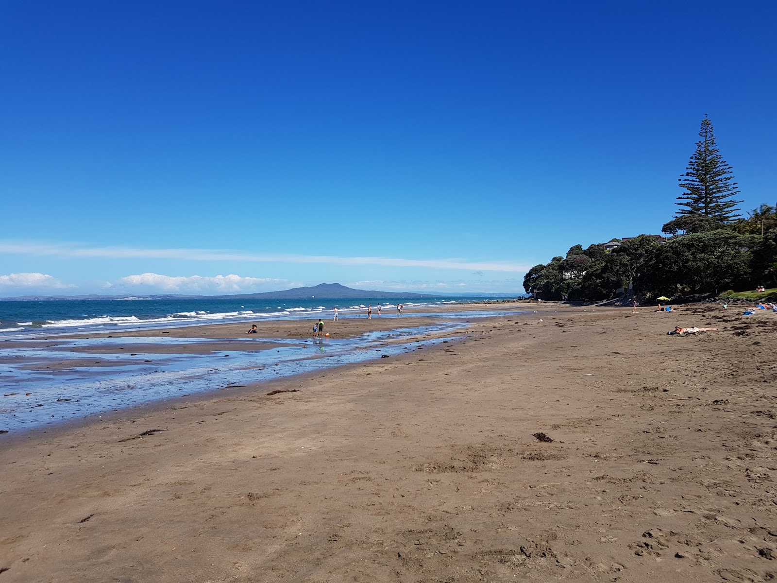 Φωτογραφία του Mairangi Bay Beach περιτριγυρισμένο από βουνά