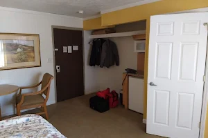 Snug Inn Motel image