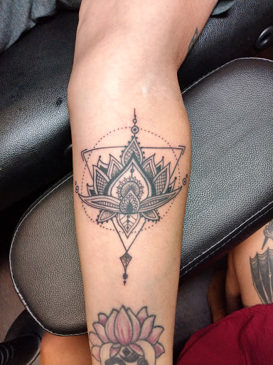 Tattoo Shop «Broken Lantern Tattoo», reviews and photos, 1931 Belgrade Ave, Charleston, SC 29407, USA