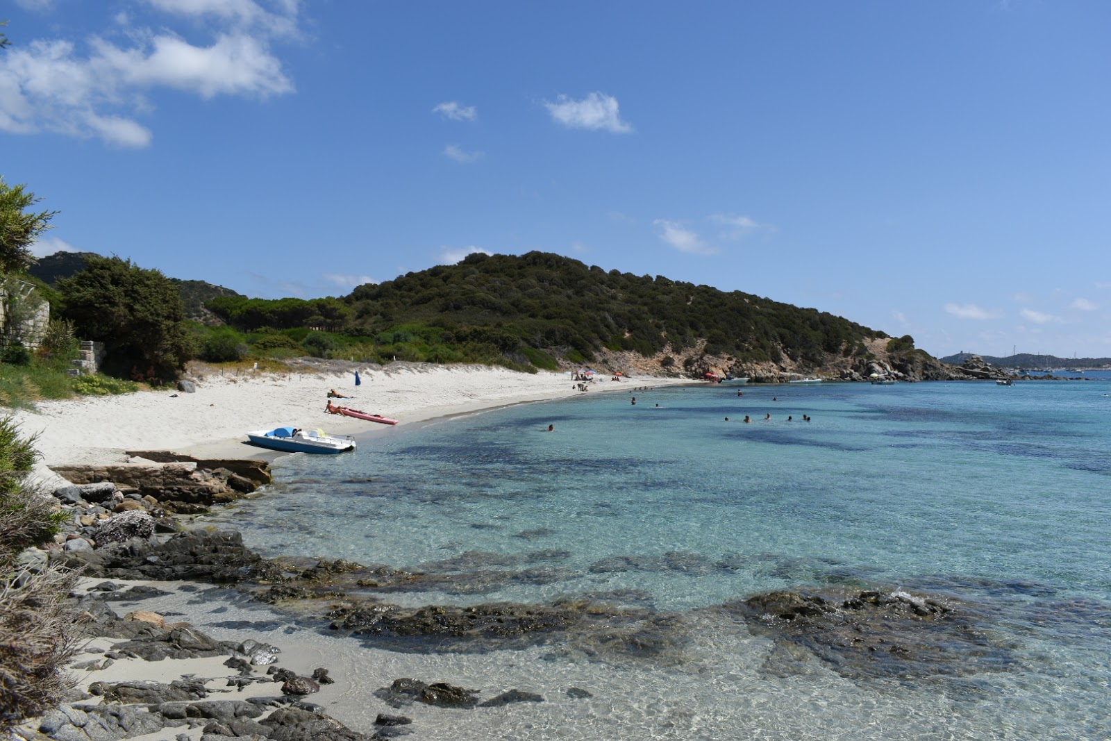 Photo de Plage de Cuccureddus avec petite baie