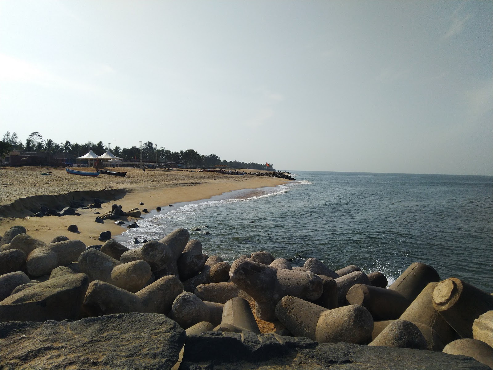 Ullal beach的照片 带有宽敞的海岸