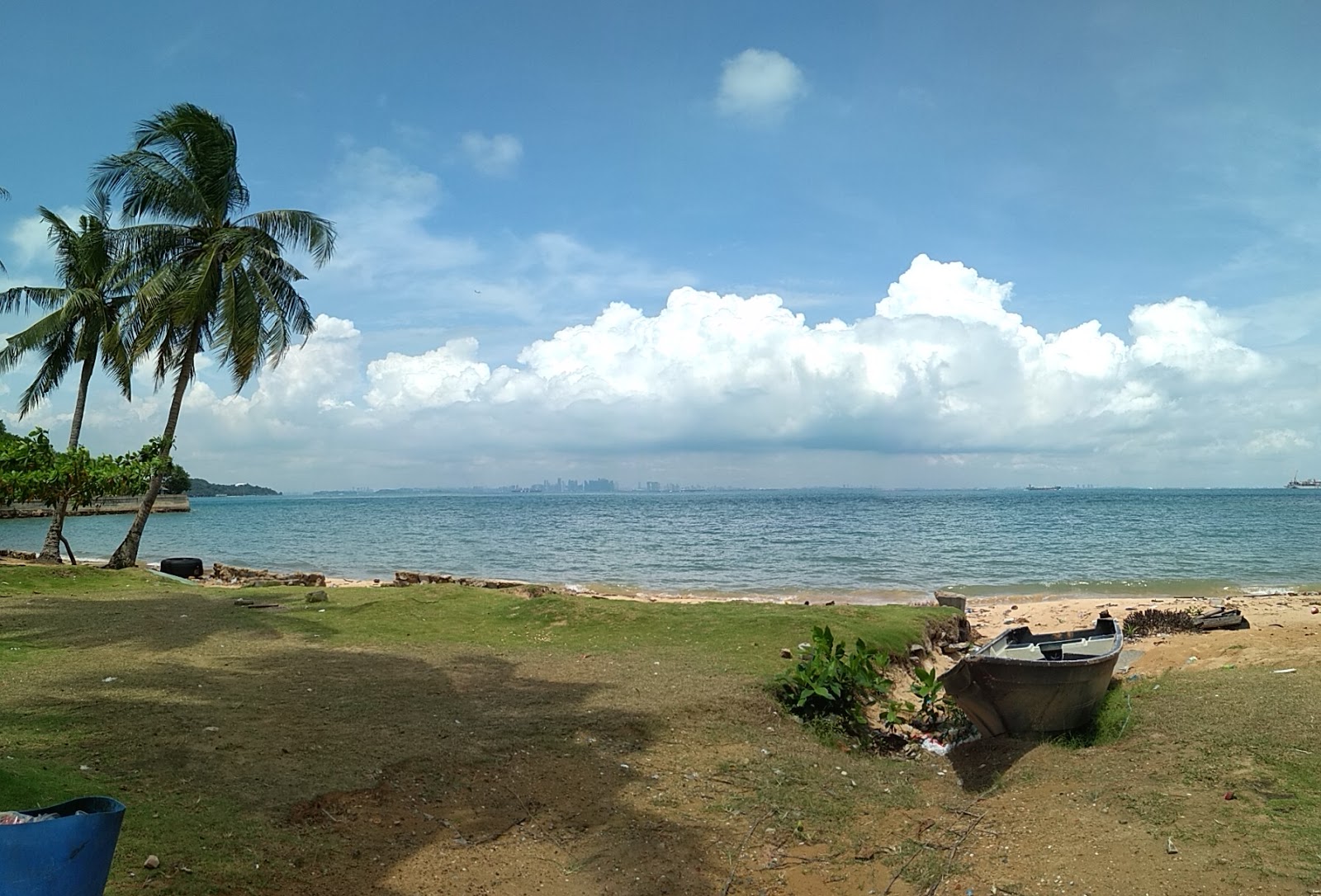 Foto de Pantai Tanjung Pinggir e o assentamento