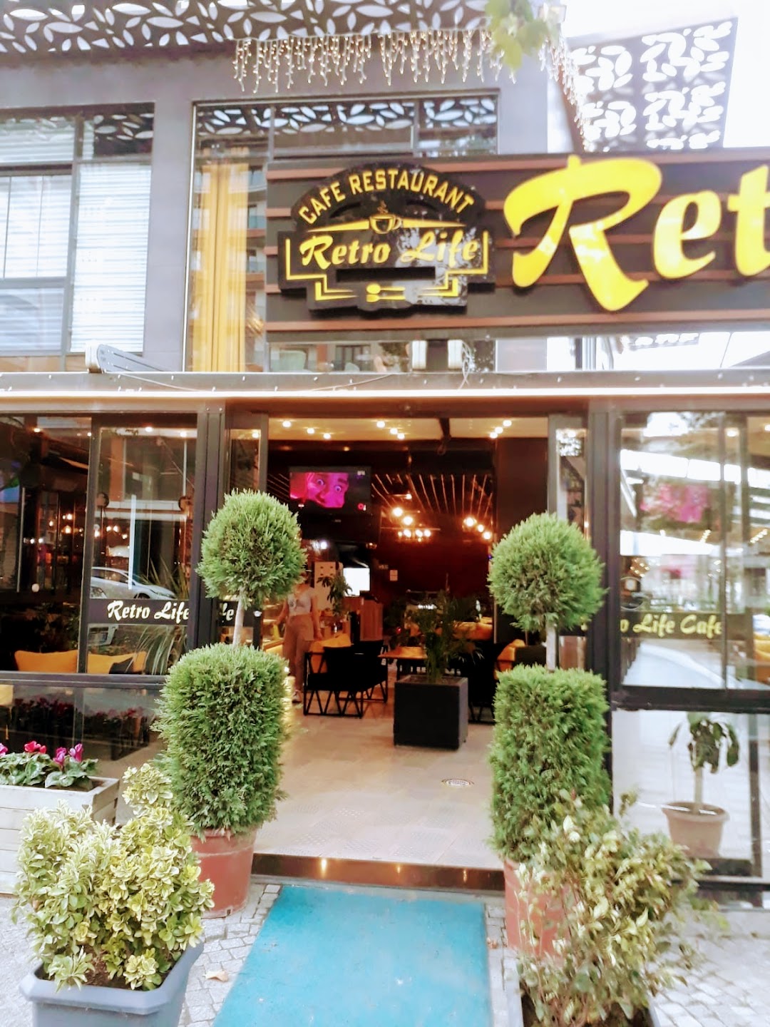 Retro Life Cafe Restaurant
