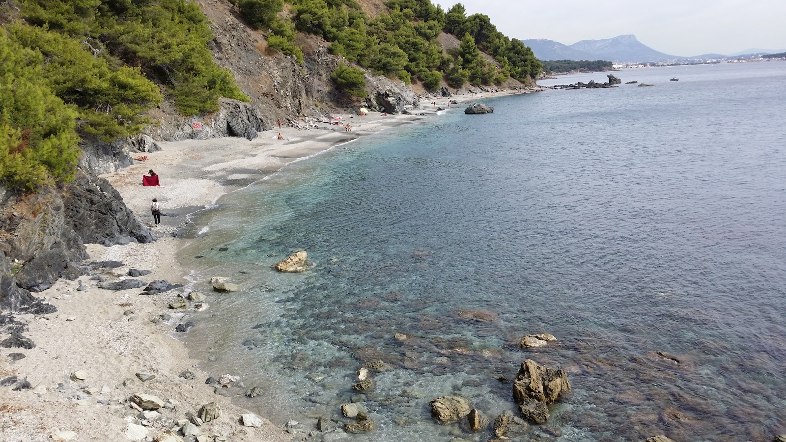 Foto de Plage du Saint-Selon con agua cristalina superficie