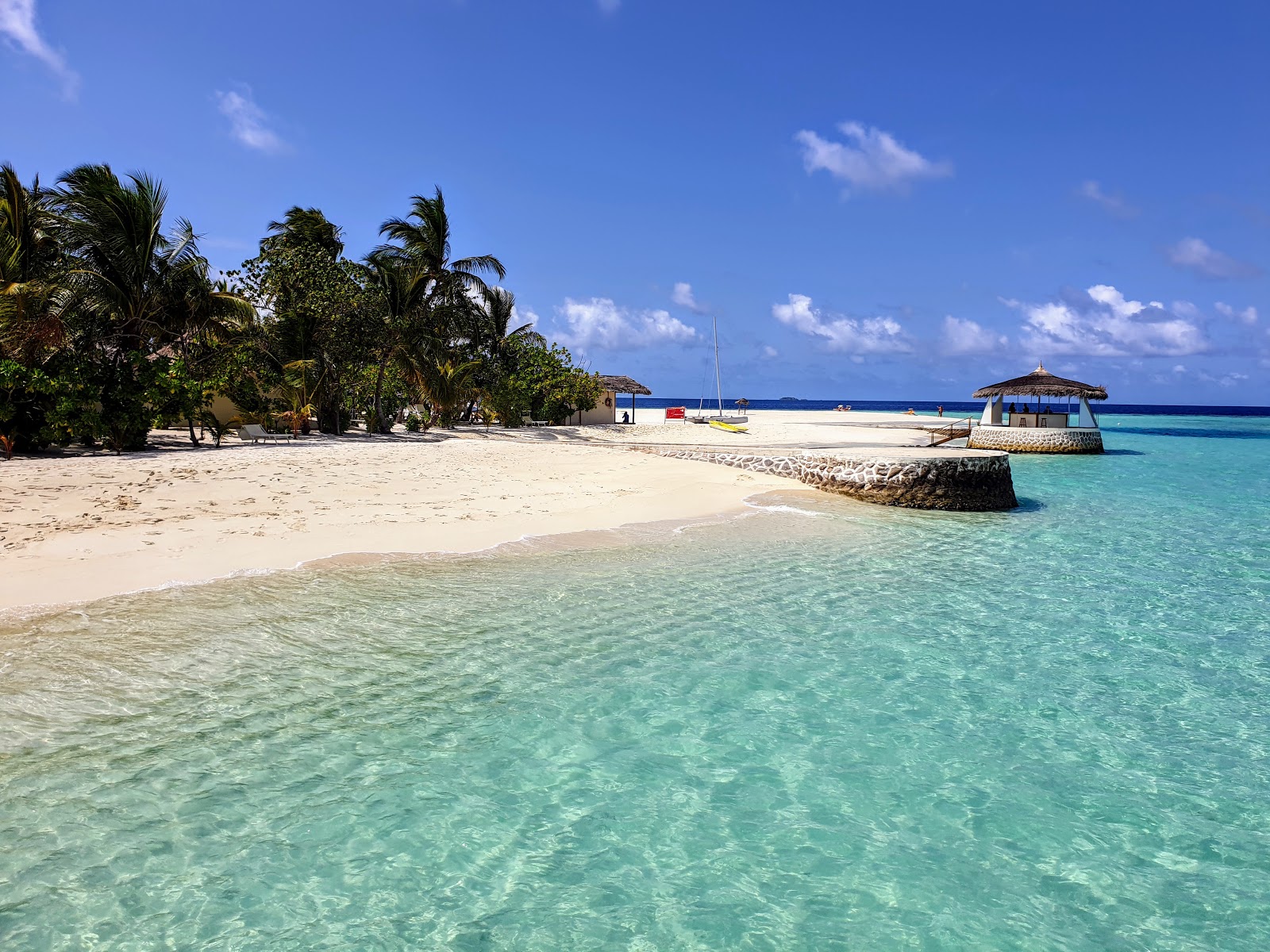 Valokuva Maayafushi Island Resortista. pinnalla valkoinen hiekka:n kanssa