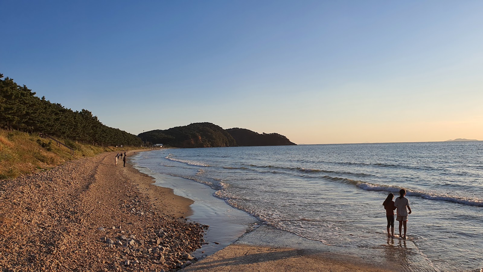 Foto von Baggae Beach von Klippen umgeben